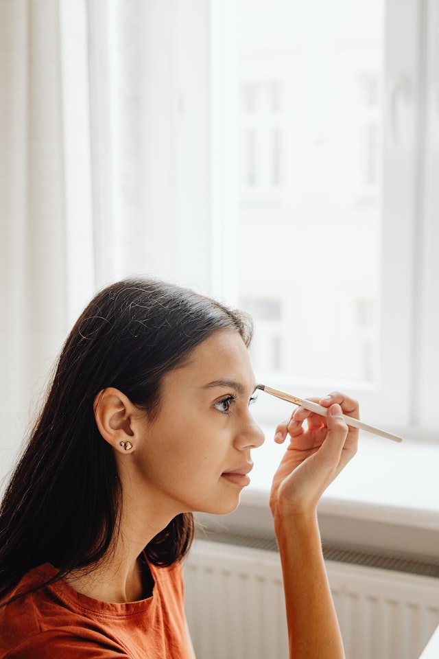 Enhancing Your Beauty: The Art of Eyebrow Shape and Liner